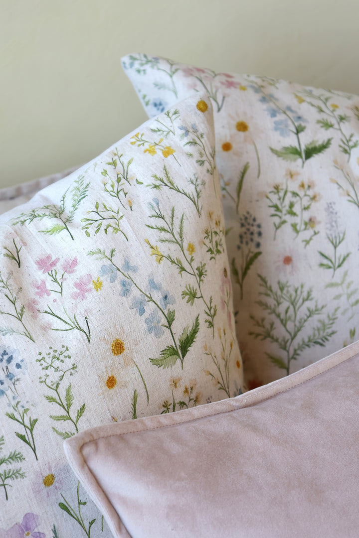 Chic Antique Kissenbezug Opal 60x60 cm mit floralem Wiesenblumen-Print auf cremefarbenem Baumwollstoff im skandinavischen Landhausstil