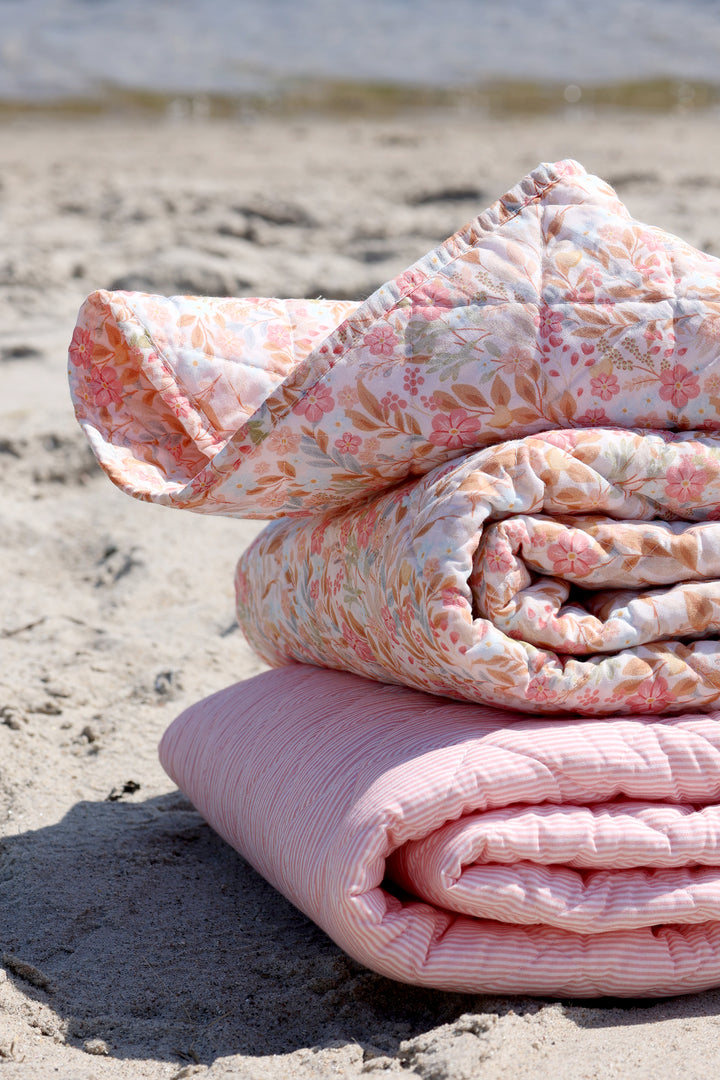 Chic Antique Aix Quilt rosa weiß gestreift mit floralem Muster am Strand im maritimen Landhausstil