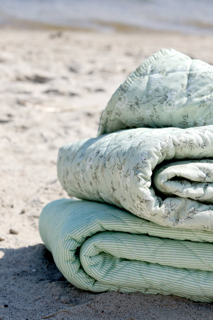 Chic Antique Aix Quilt grün weiß gestreift mit floralem Muster am Strand im maritimen Landhausstil