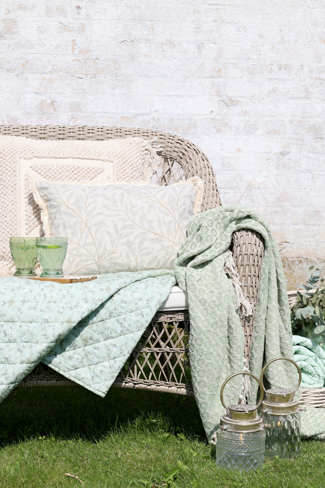 Chic Antique Aix Quilt mit Blumenmuster dekorativ auf Gartenbank im skandinavischen Landhausstil