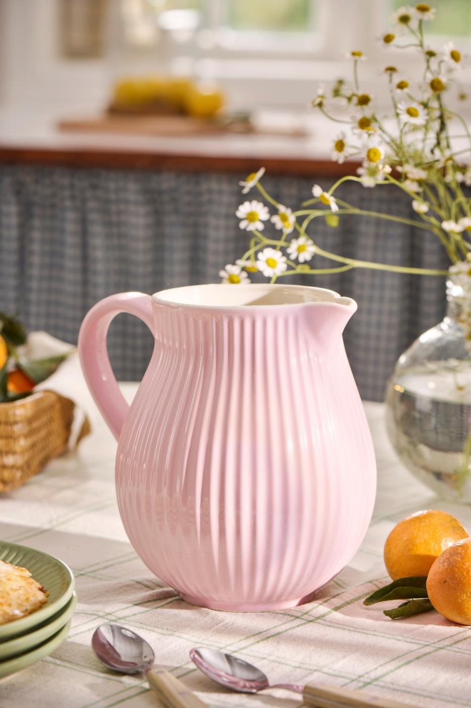 Ib Laursen Mynte English Rose 2 Liter Steingut Kanne in rosa auf Küchentisch mit frischen Blumen