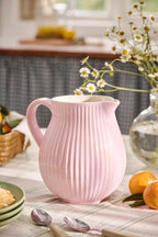 Ib Laursen Mynte English Rose 2 Liter Steingut Kanne in rosa auf Küchentisch mit frischen Blumen