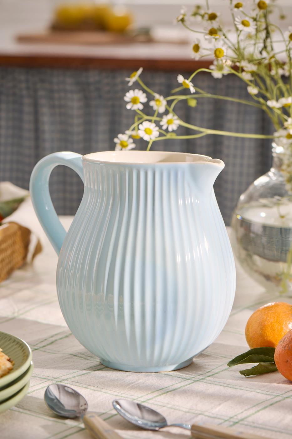 Ib Laursen Mynte Kanne Stillwater 2 Liter Detailansicht geriffeltes hellblaues Steingut