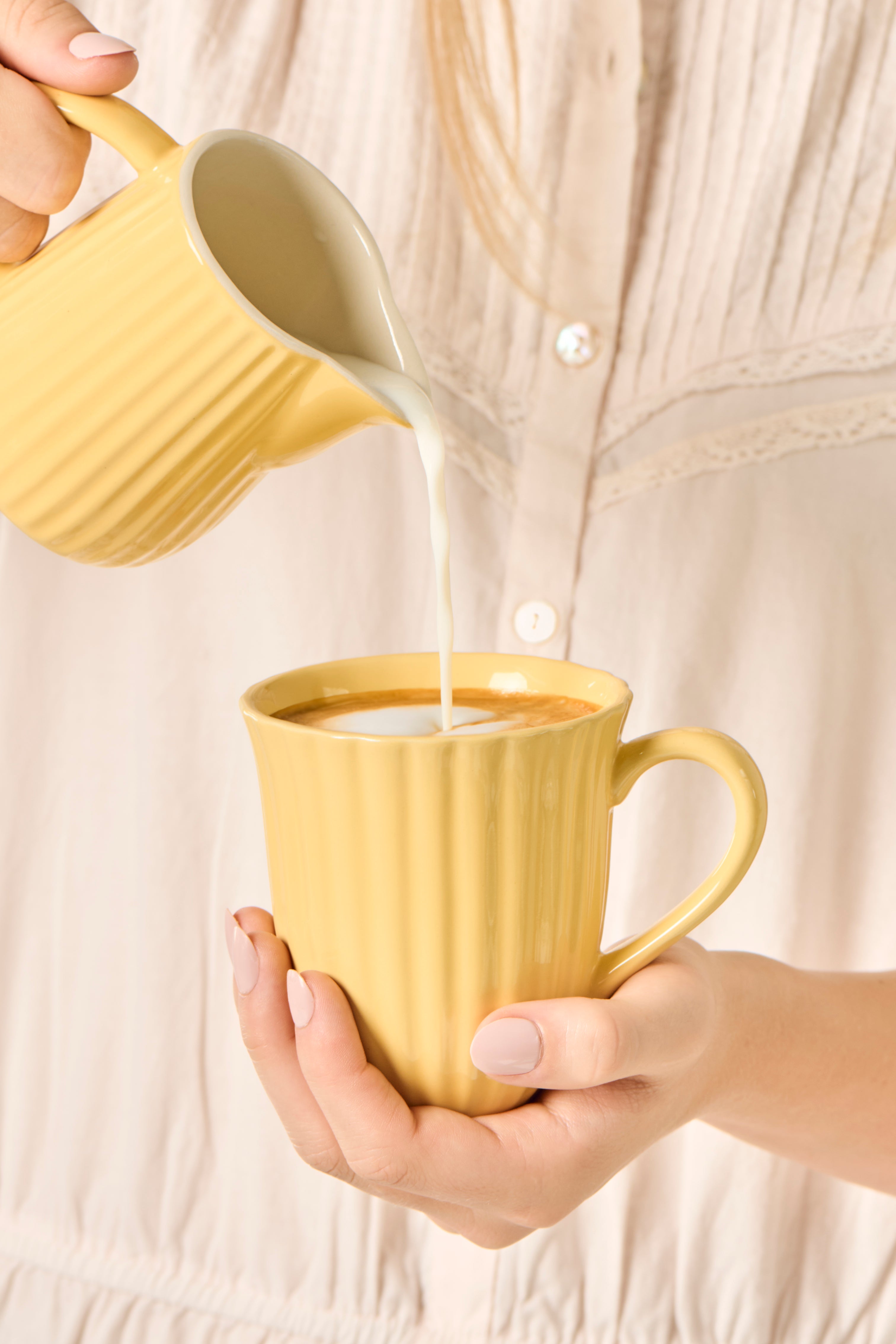 Ib Laursen Mynte Milch- und Sahnekännchen Lemonade 200 ml beim Eingießen von Milch in Kaffee