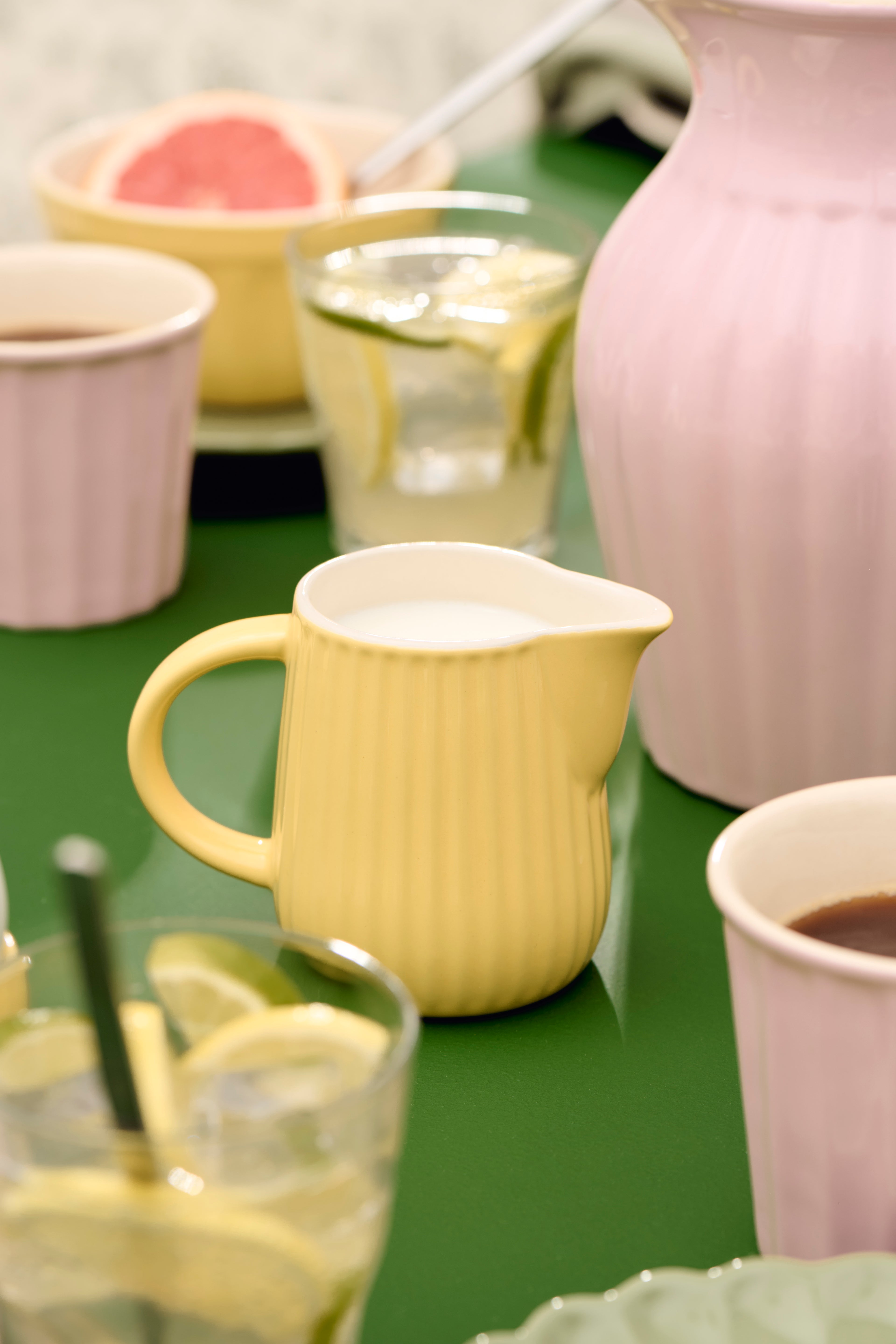 Ib Laursen Mynte Sahnekännchen Lemonade 200 ml gelbes Steingut auf sommerlich gedecktem Tisch