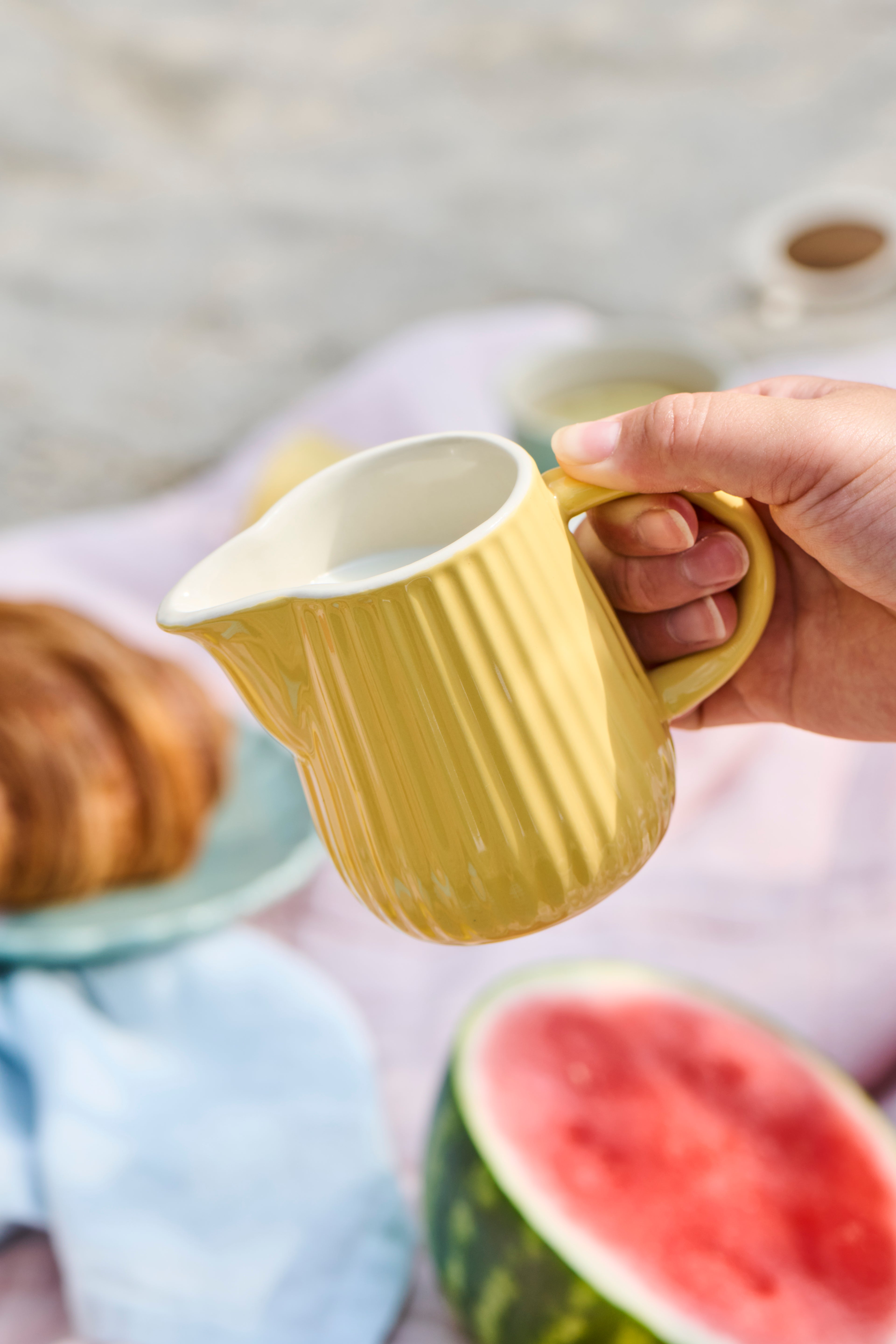 Ib Laursen Mynte Milch- und Sahnekännchen Lemonade 200 ml geripptes Steingut in Gelb Detailansicht
