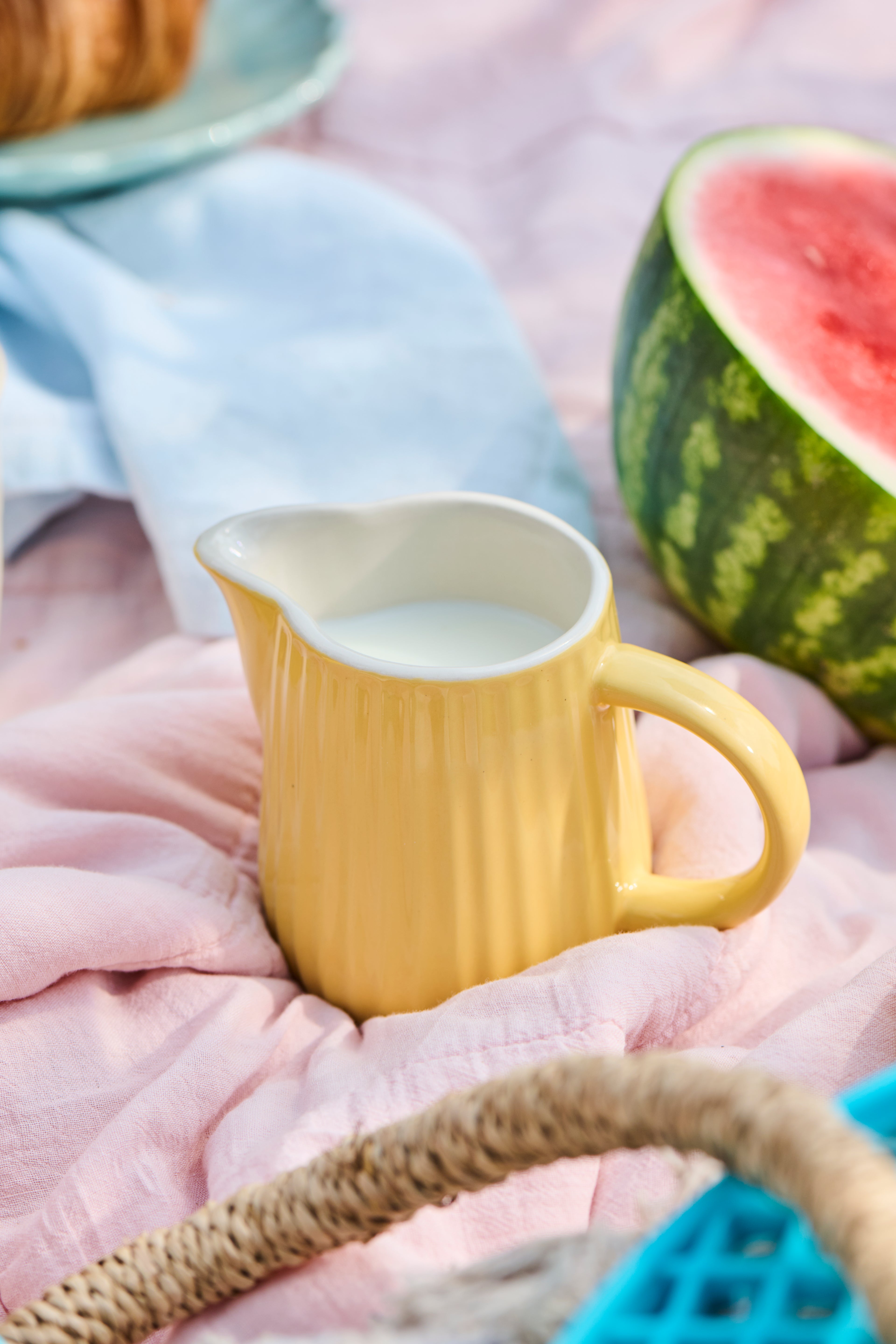 Ib Laursen Mynte Milch- und Sahnekännchen Lemonade 200 ml aus Steingut im sommerlichen Picknick-Setting