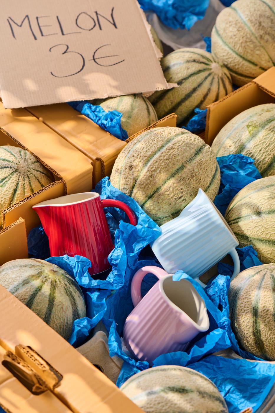 Ib Laursen Mynte Milch- und Sahnekännchen English Rose 200 ml aus rosafarbenem Steingut im sommerlichen Markt-Setting