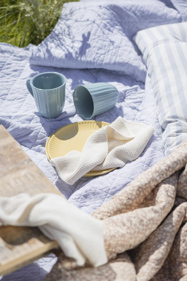 IB Laursen Mynte Frühstücksteller Lemonade beim sommerlichen Picknick kombiniert mit Mynte Tassen