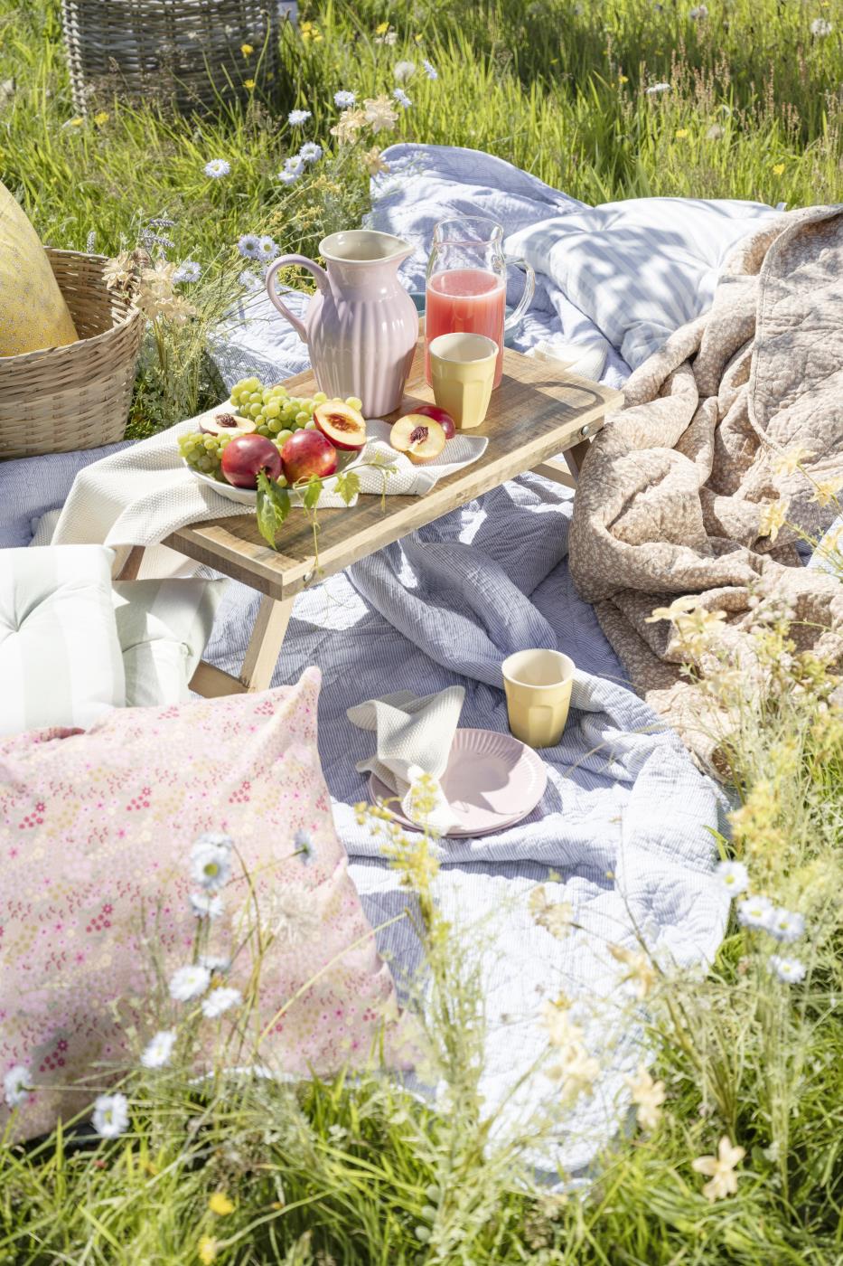IB Laursen Mynte Frühstücksteller English Rose bei sommerlichem Picknick im skandinavischen Landhausstil
