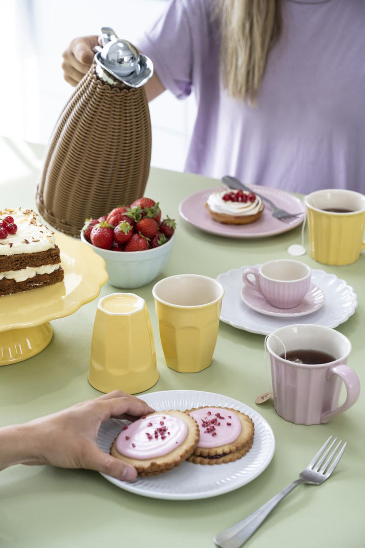 IB Laursen Mynte Frühstücksteller English Rose 19,5 cm mit Gebäck in nordischer Frühstücksszene
