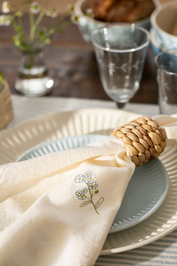Ib Laursen Mynte Frühstücksteller Stillwater hellblau mit bestickter Serviette im skandinavischen Tischsetting
