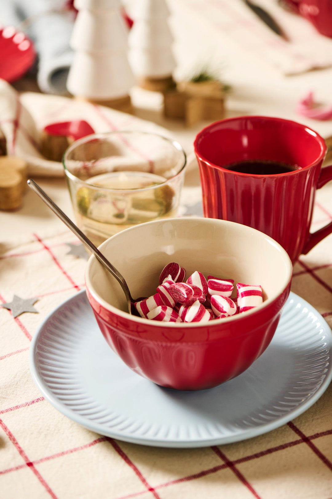 Ib Laursen Mynte Frühstücksteller Stillwater hellblau mit roter Schale und Tasse im weihnachtlichen Tischarrangement