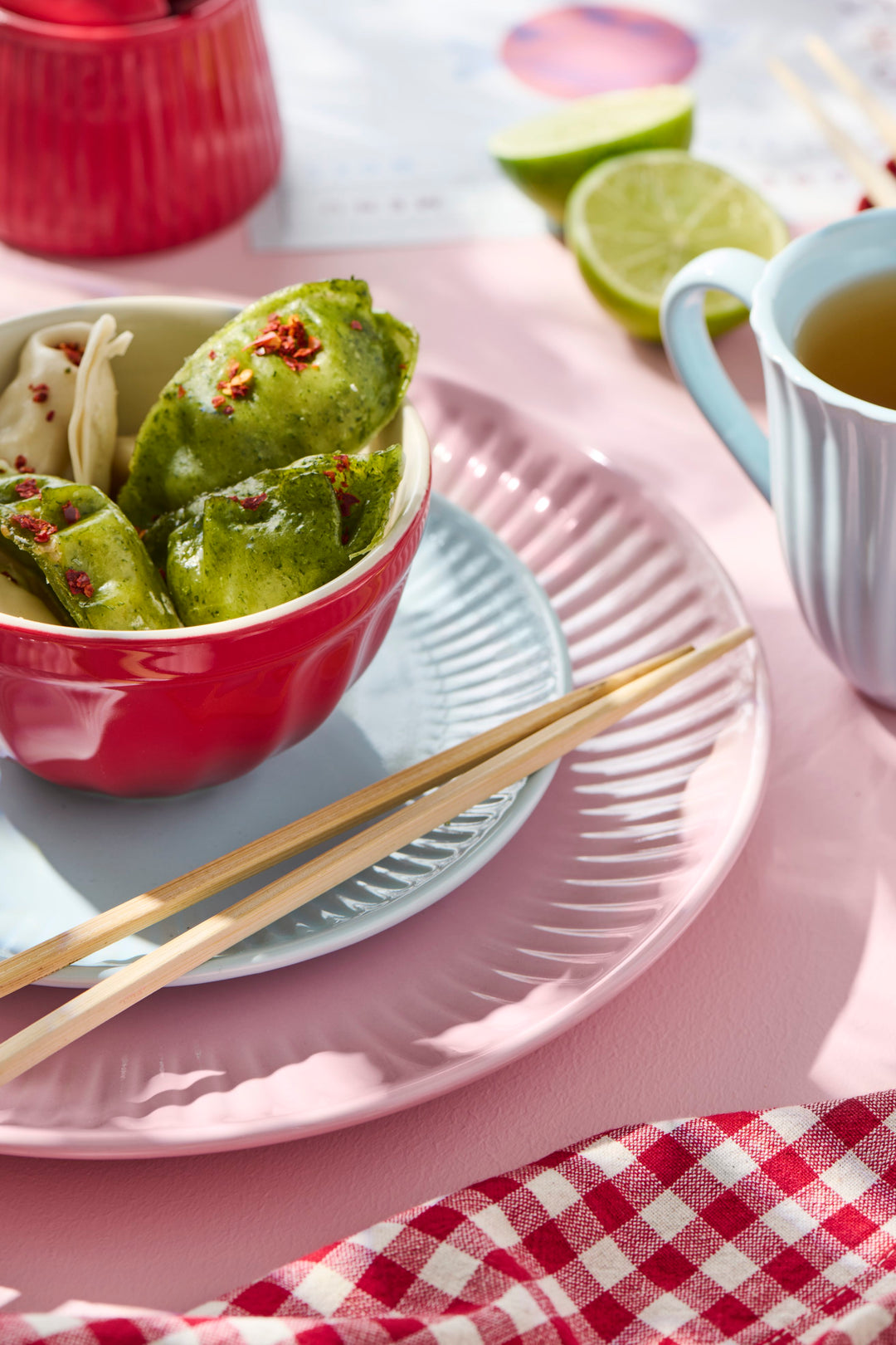 Ib Laursen Mynte Frühstücksteller Stillwater in Hellblau mit roter Schale und Dumplings, asiatisches Tischsetting mit Pastelltönen
