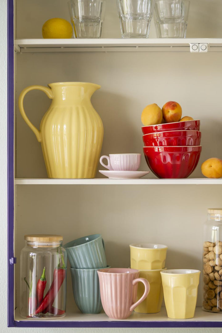IB Laursen Mynte Becher Lemonade Gelb im Küchenregal im skandinavischen Landhausstil