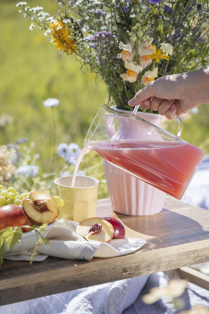 IB Laursen Mynte Becher Lemonade Gelb aus Steingut beim Einschenken von Getränk