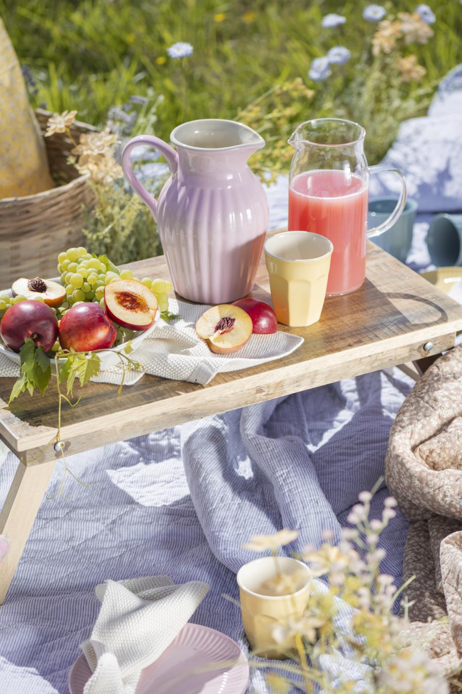 IB Laursen Mynte Becher Lemonade Gelb beim sommerlichen Picknick mit Krug und Obst