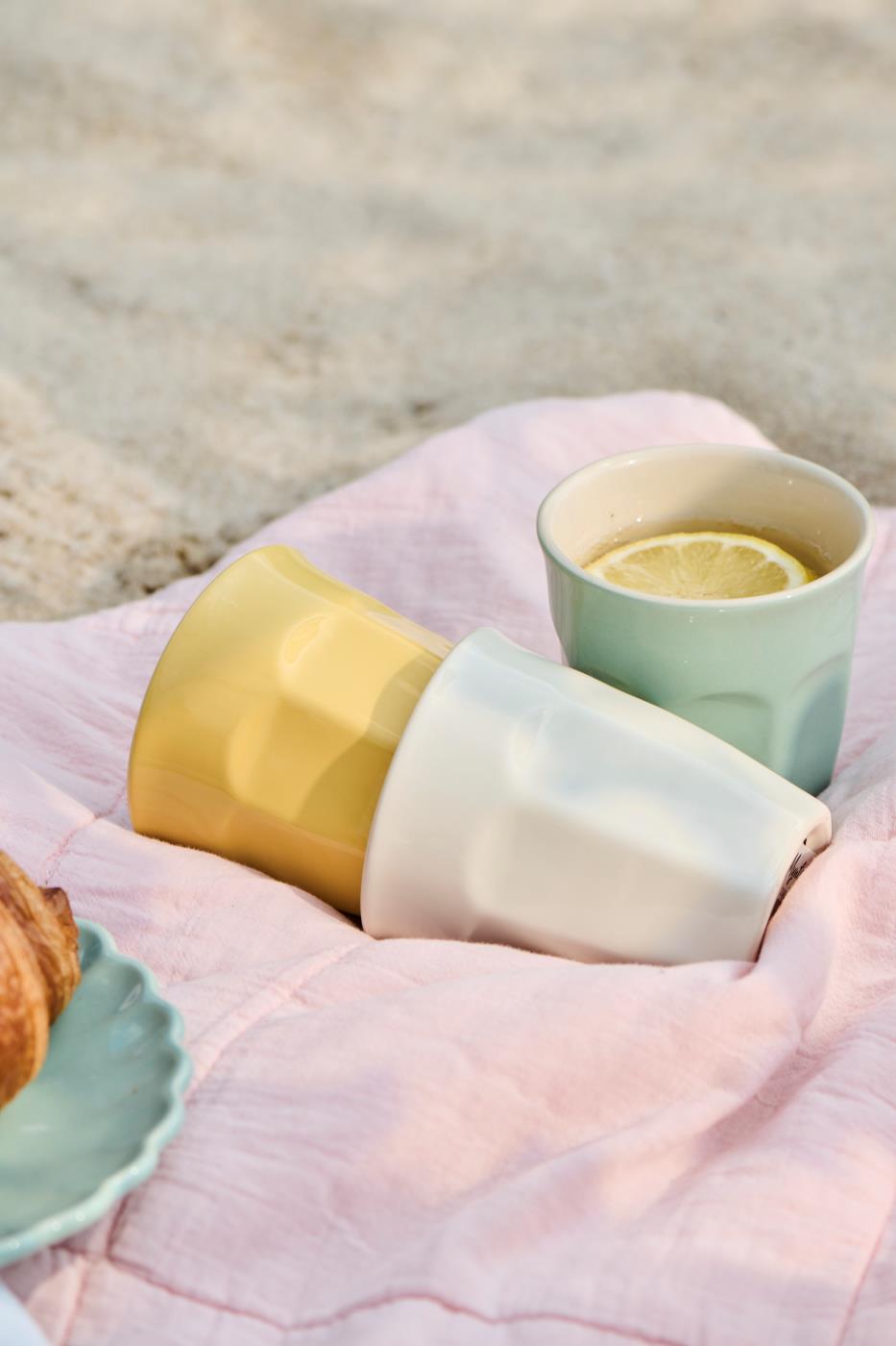 IB Laursen Mynte Becher Lemonade Gelb und Stillwater Blau im skandinavischen Sommerstyling
