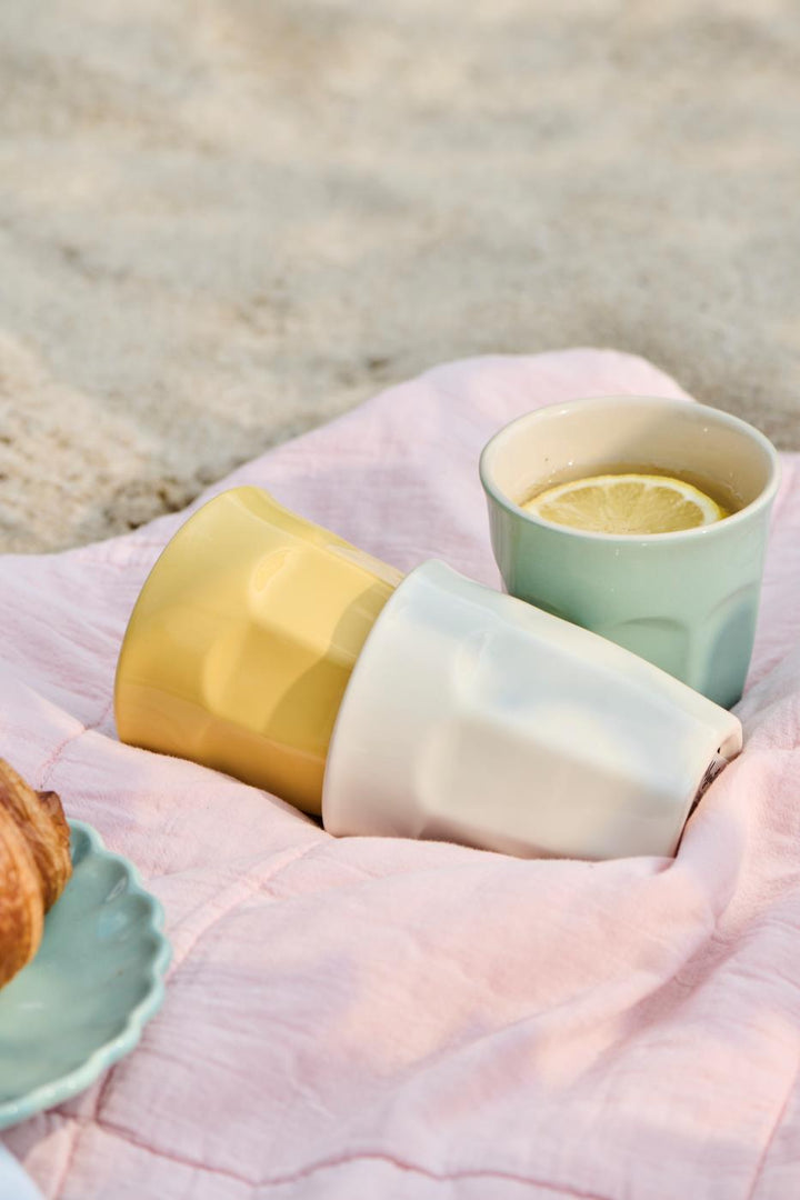 IB Laursen Mynte Becher Lemonade Gelb und Stillwater Blau im skandinavischen Sommerstyling