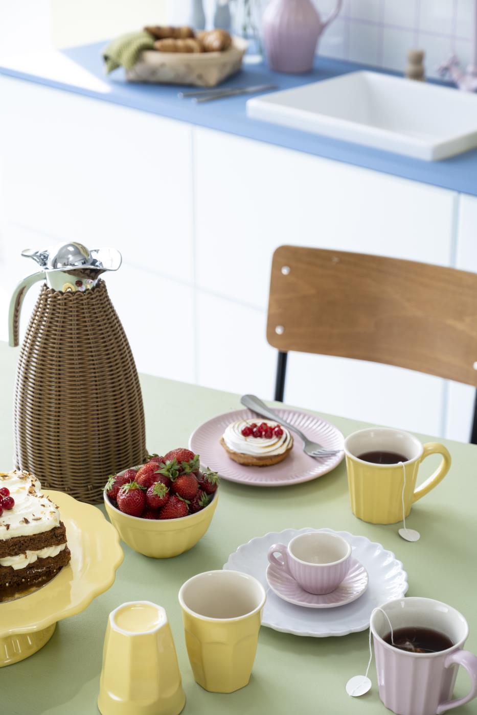 Ib Laursen Mynte® Müslischale Lemonade mit Erdbeeren auf gedecktem Frühstückstisch im Landhausstil