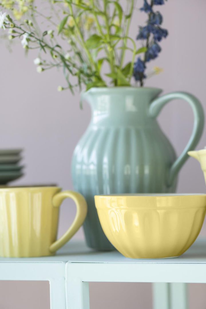 Ib Laursen Mynte® Müslischale Lemonade neben gelber Mynte Tasse und Vase im nordischen Wohnstil