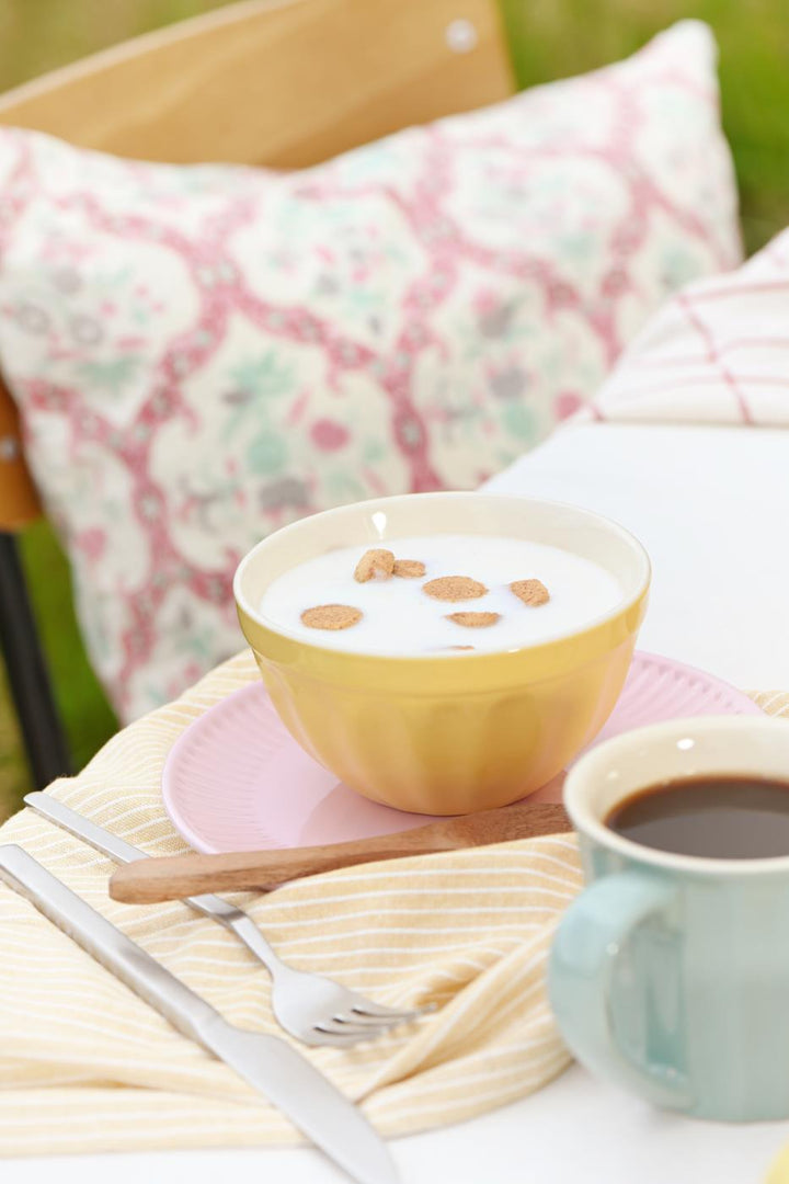 Ib Laursen Mynte® Müslischale Lemonade mit Müsli auf rosa Teller im skandinavischen Outdoor-Setting
