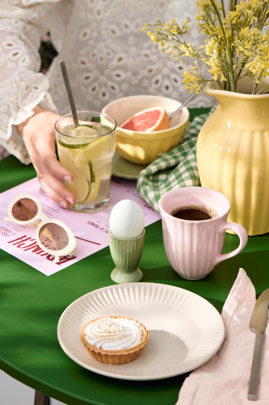 Ib Laursen Mynte® Müslischale Lemonade kombiniert mit Mynte Geschirr in Gelb und Rosa beim sommerlichen Frühstück