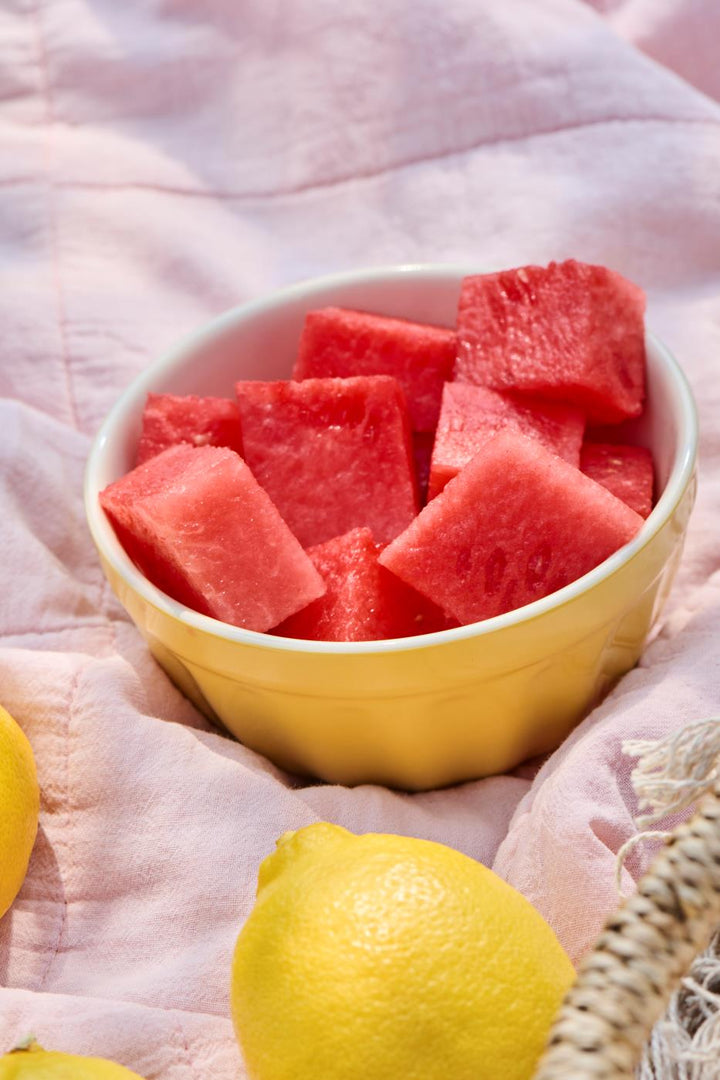 Ib Laursen Mynte® Müslischale Lemonade mit Wassermelone auf rosafarbener Decke im sommerlichen Landhausstil