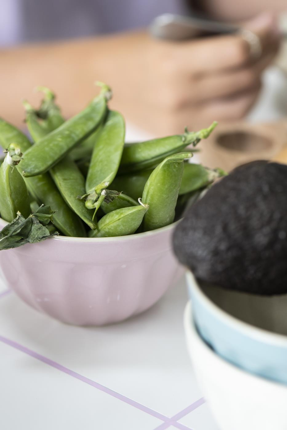 Ib Laursen Mynte® Müslischale English Rose mit frischen Erbsen im skandinavischen Stil