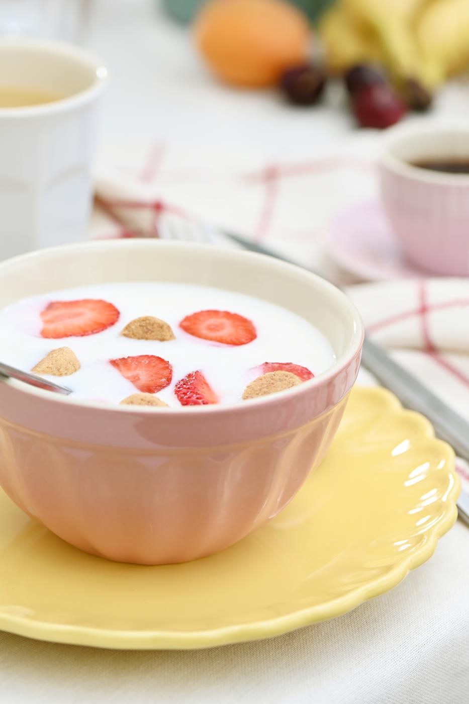 Ib Laursen Mynte® Müslischale English Rose mit Joghurt und Erdbeeren auf gelbem Teller