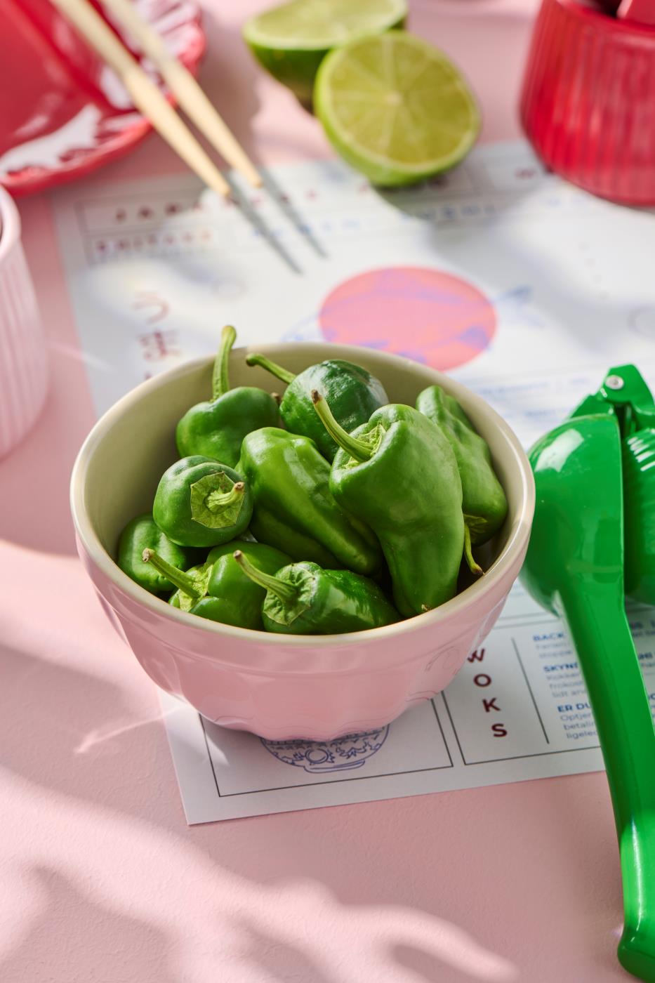 Ib Laursen Mynte® Müslischale English Rose in Rosa mit grünen Chilis im modernen Küchenstil