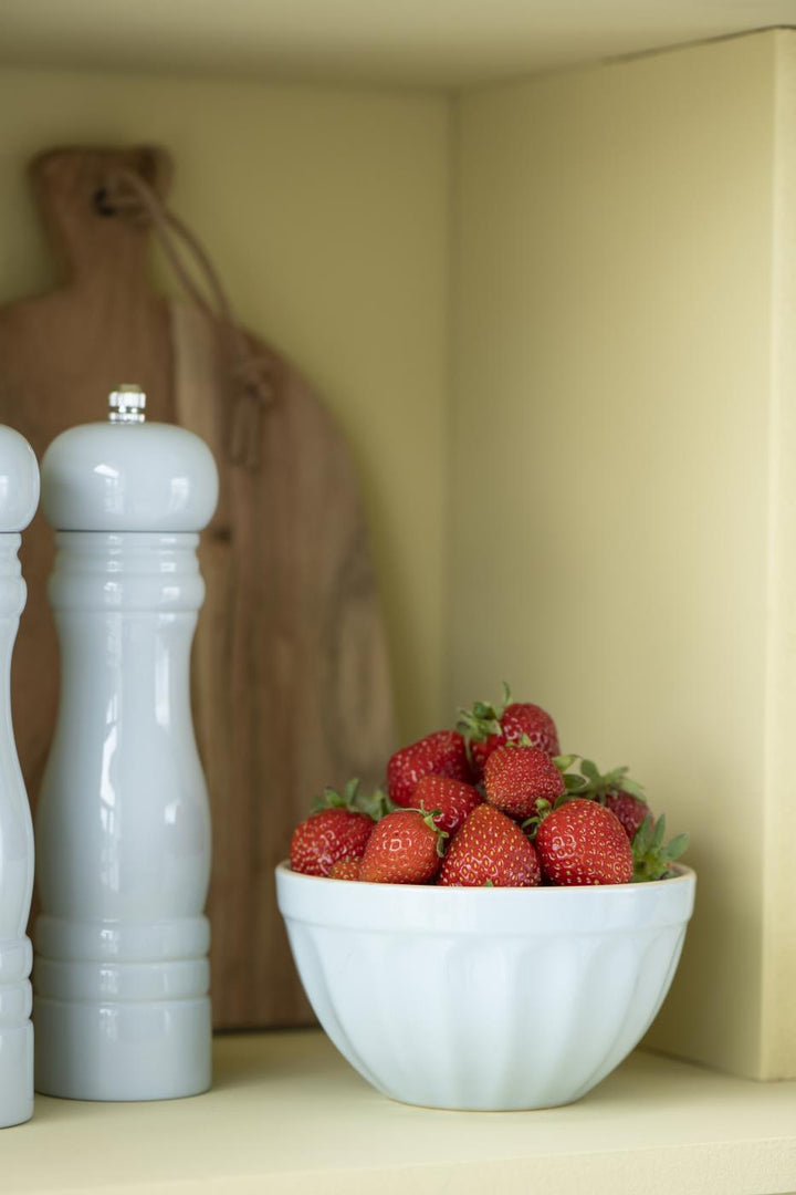 Ib Laursen Mynte® Schale Stillwater in Hellblau mit Erdbeeren im nordischen Küchenregal