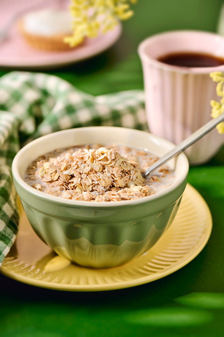 Ib Laursen Mynte® Müslischale Wasabi mit Müsli auf gelbem Teller im skandinavischen Stil