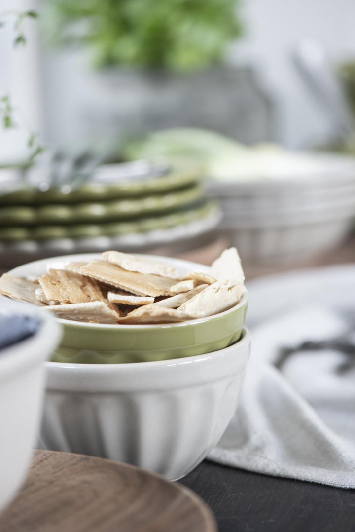 Ib Laursen Mynte® Müslischale Herbal Green kombiniert mit weißer Mynte Schale im nordischen Stil