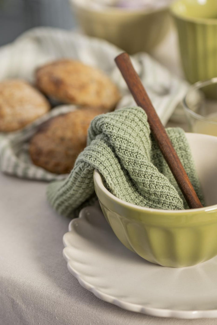 Ib Laursen Mynte® Müslischale Herbal Green aus Steingut im skandinavischen Landhausstil mit Stricktuch
