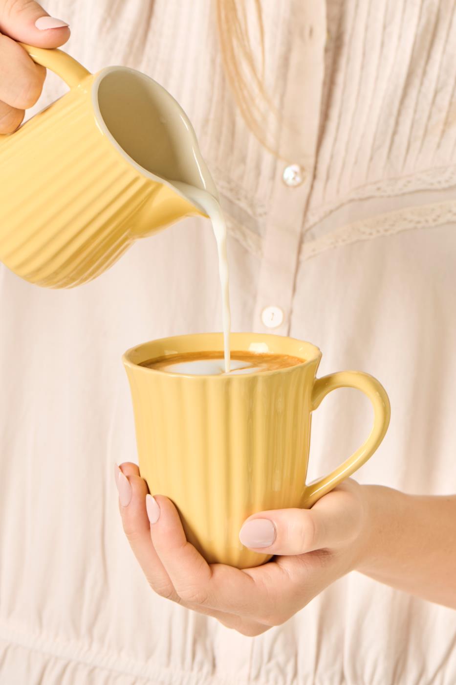 IB Laursen Mynte Tasse Lemonade Gelb mit Kaffee im Gebrauch
