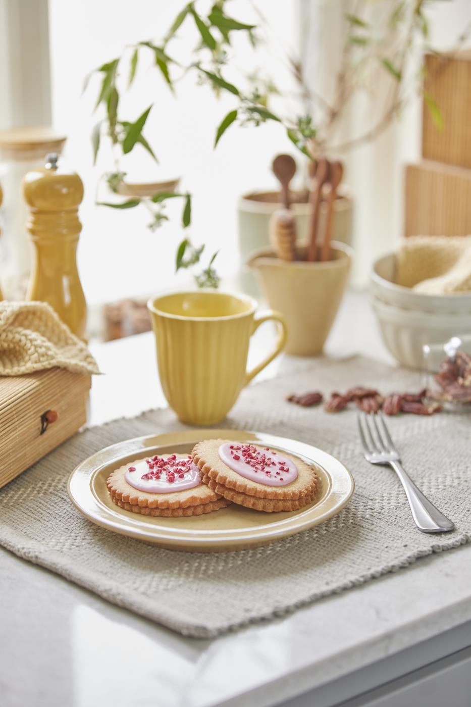 Mynte Tasse Lemonade Gelb von IB Laursen auf Frühstückstisch im Landhausstil