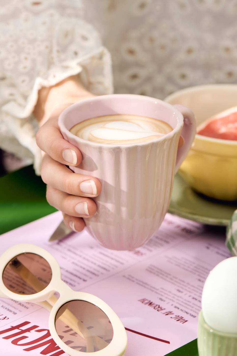 IB Laursen Mynte Tasse English Rose Rosa mit Kaffee gefüllt