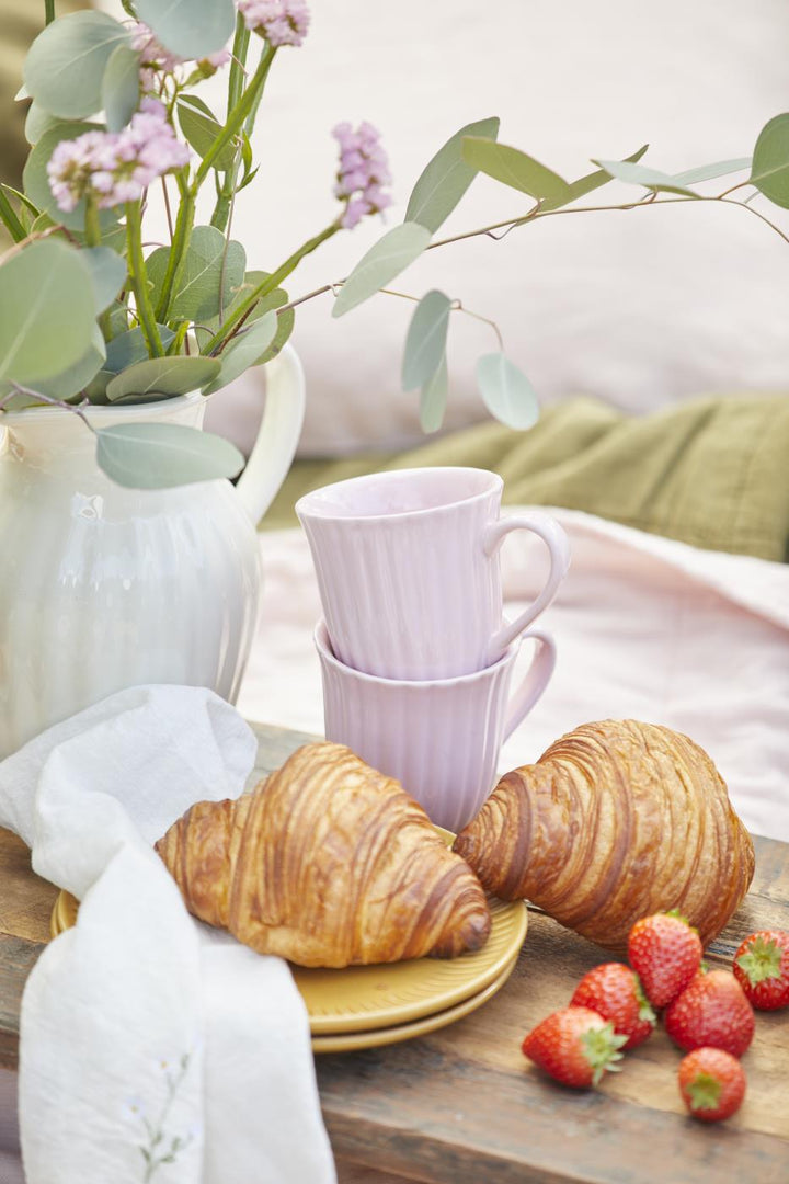 IB Laursen Mynte Tassen English Rose Rosa beim Frühstück arrangiert