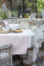 IB Laursen Mynte Tasse Stillwater Hellblau beim Frühstück im Garten