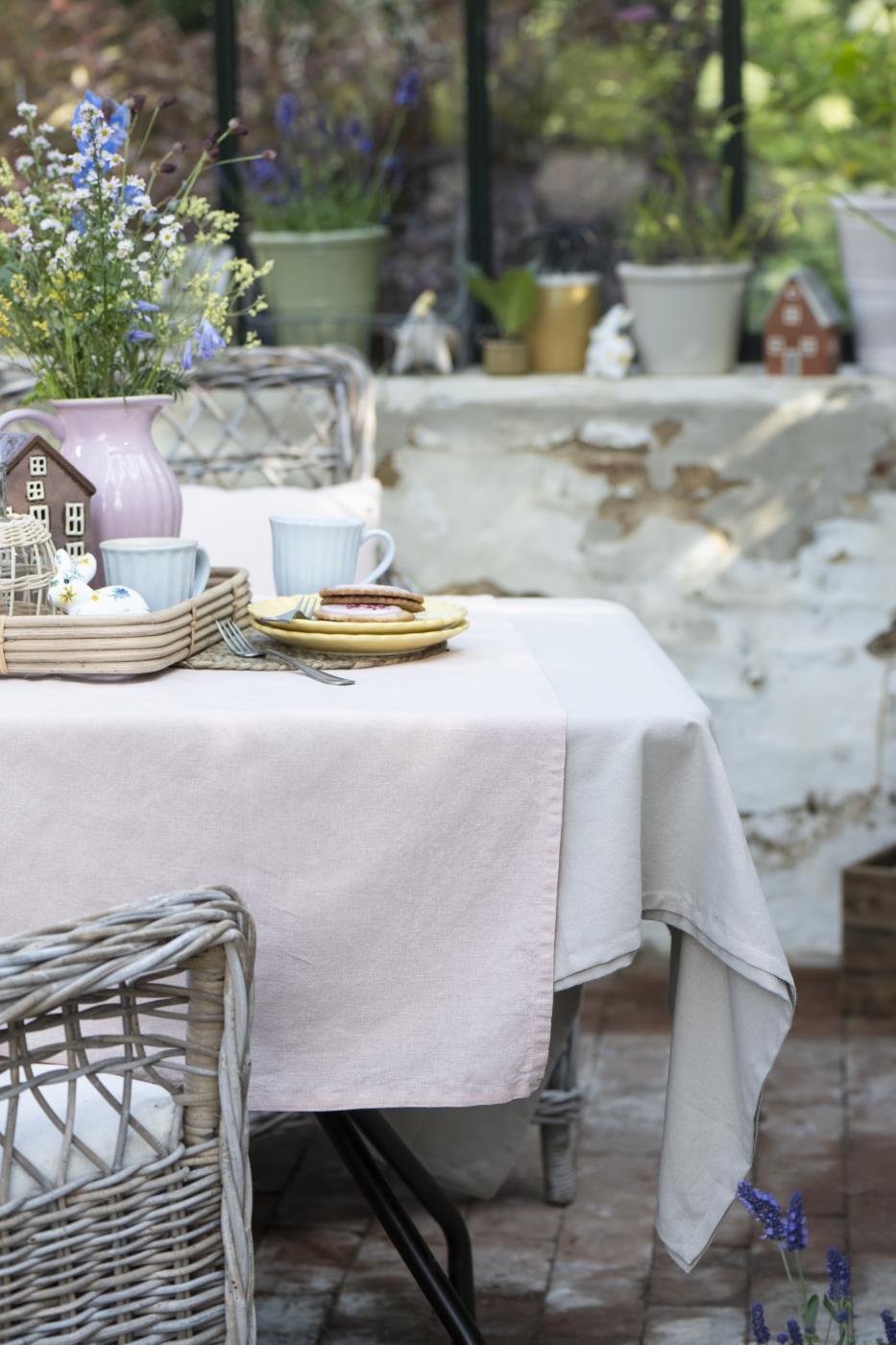 IB Laursen Mynte Tasse Stillwater Hellblau beim Frühstück im Garten