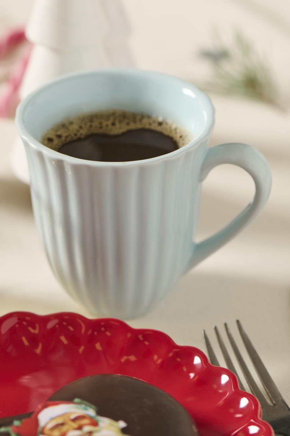 IB Laursen Tasse Mynte Stillwater Hellblau mit Kaffee gefüllt