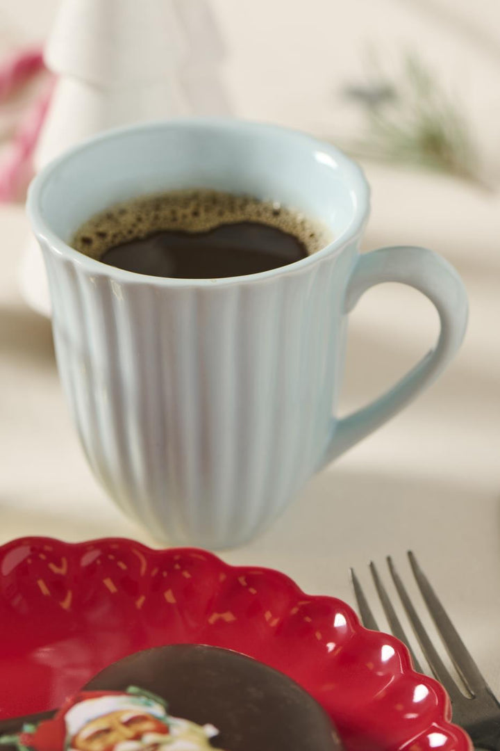 IB Laursen Tasse Mynte Stillwater Hellblau mit Kaffee gefüllt