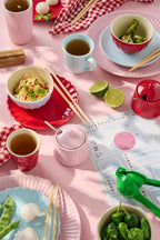 IB Laursen Mynte Tasse Stillwater Hellblau auf farbenfrohem Tischgedeck