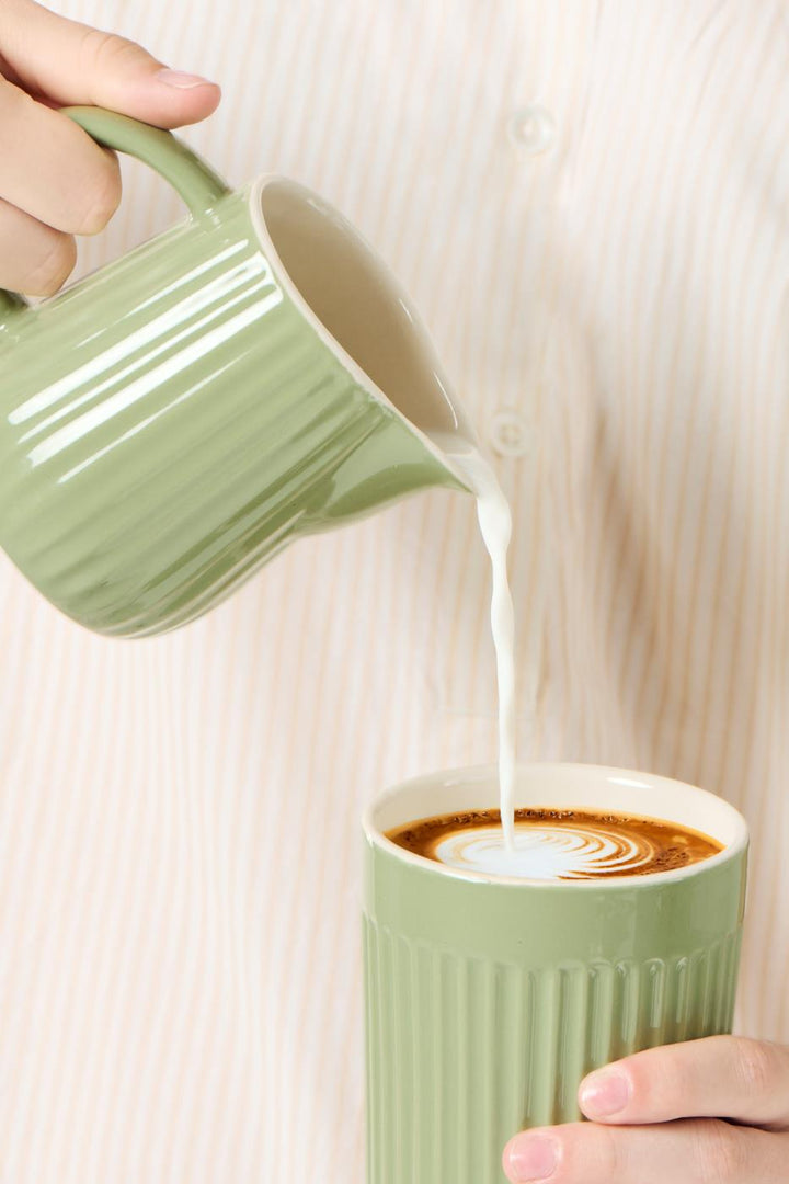 Mynte Tasse Wasabi Grün von IB Laursen beim Eingießen von Milch