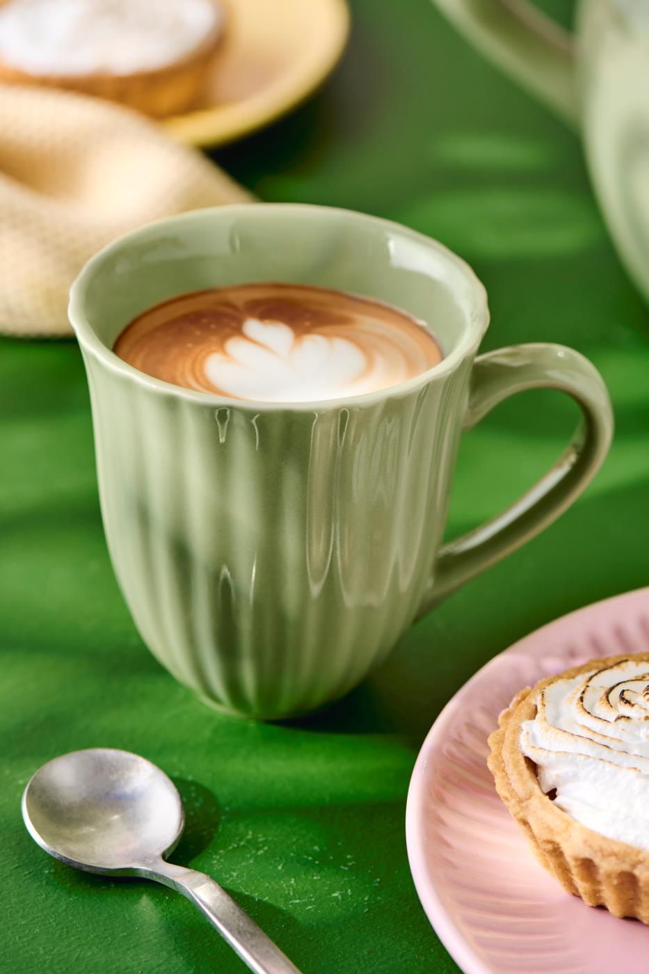 IB Laursen Mynte Tasse Wasabi Grün mit Kaffee im skandinavischen Styling