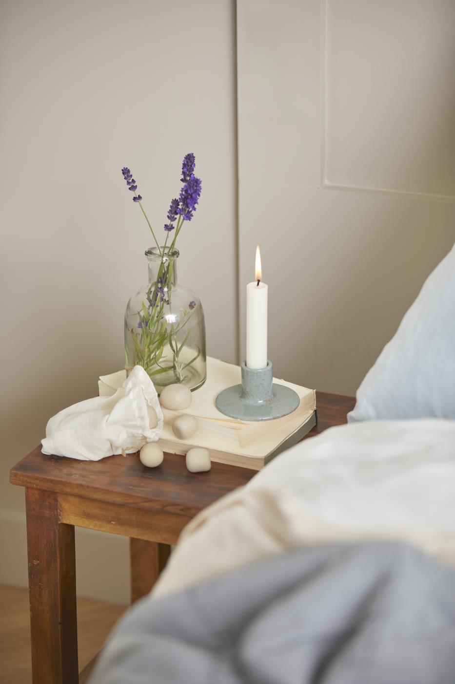 Rustikaler Ib Laursen Hocker UNIKA aus Holz mit Kerze und Vase im nordischen Hygge Stil