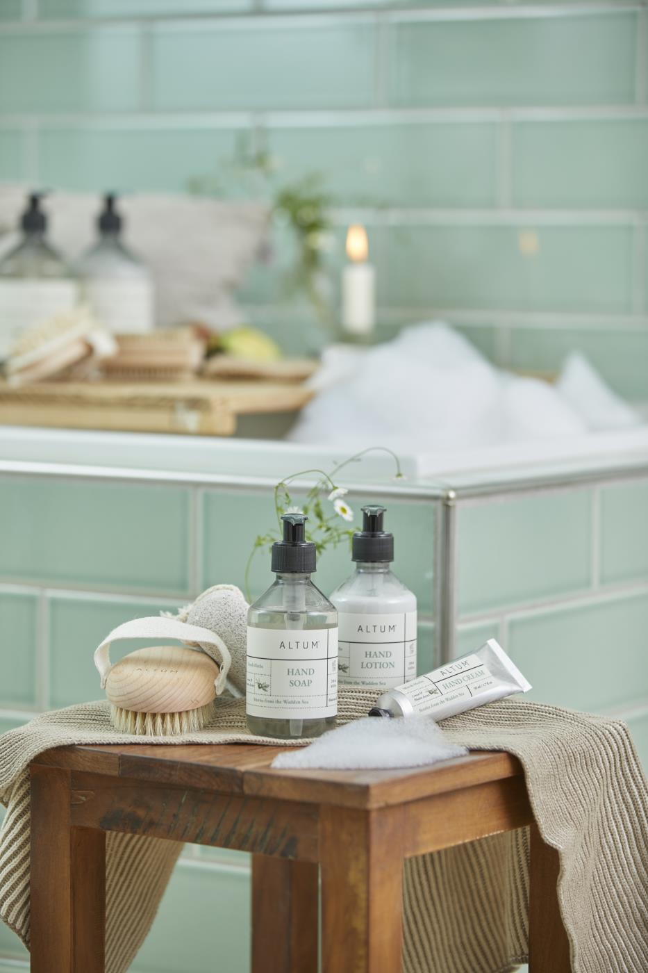 Ib Laursen Hocker UNIKA aus Holz als Beistelltisch im Badezimmer im skandinavischen Landhausstil