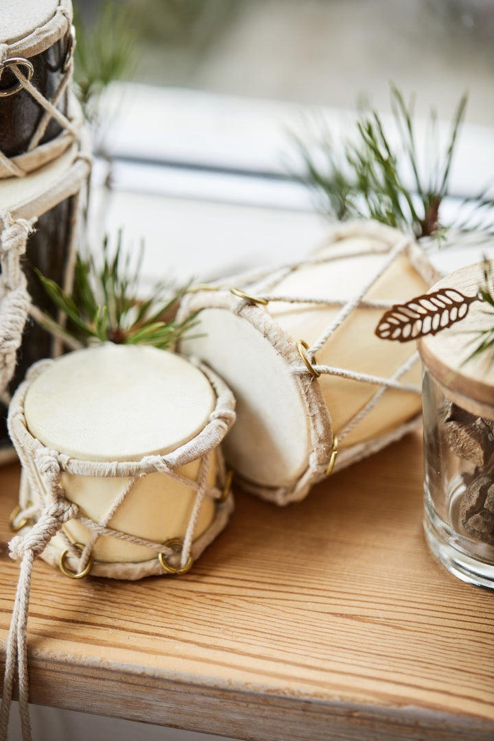 Ib Laursen Trommel Weihnachtsdeko Creme mit dekorativer Schnürung