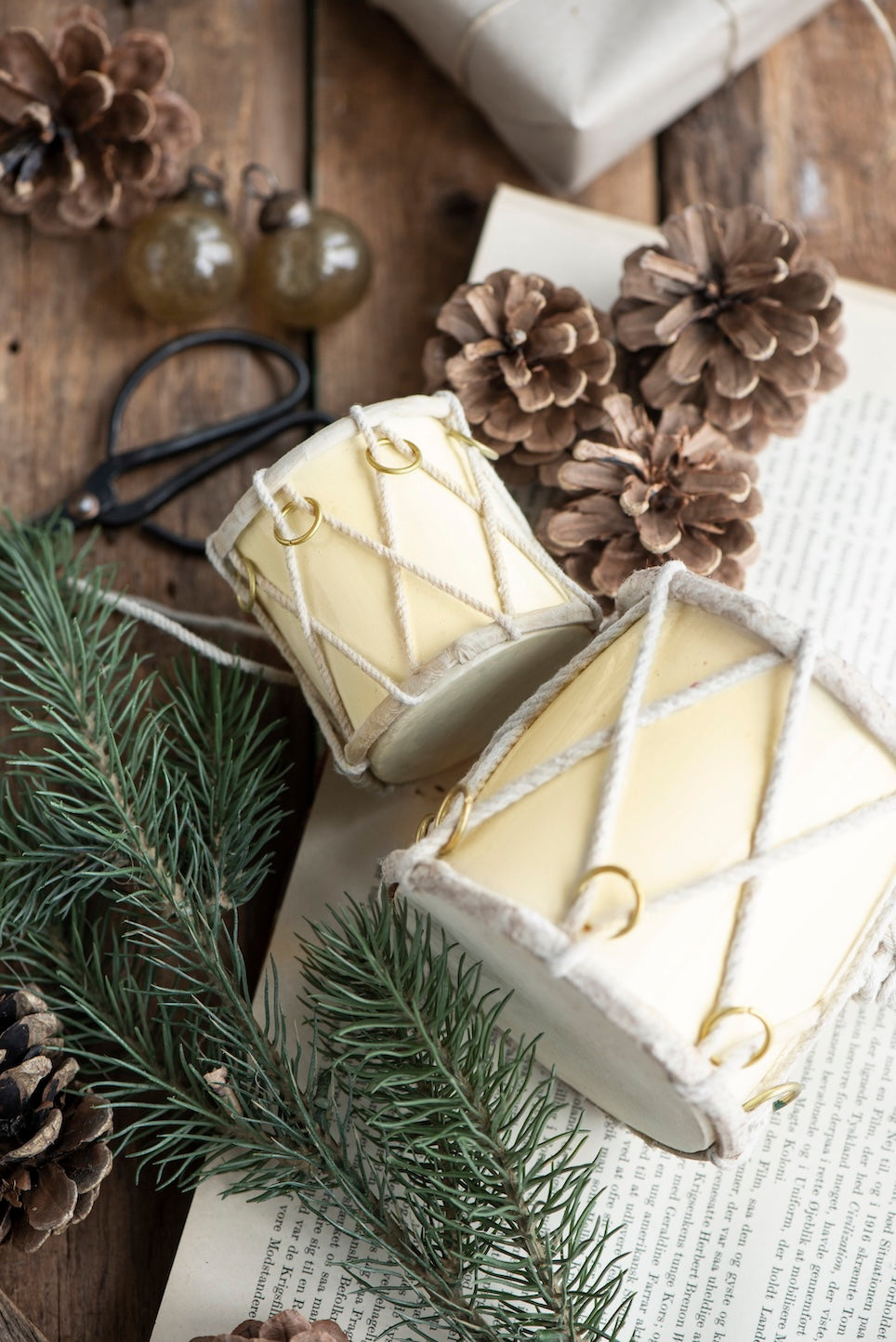 Ib Laursen Trommel Weihnachtsdekoration in Creme mit Leder und Baumwollschnur